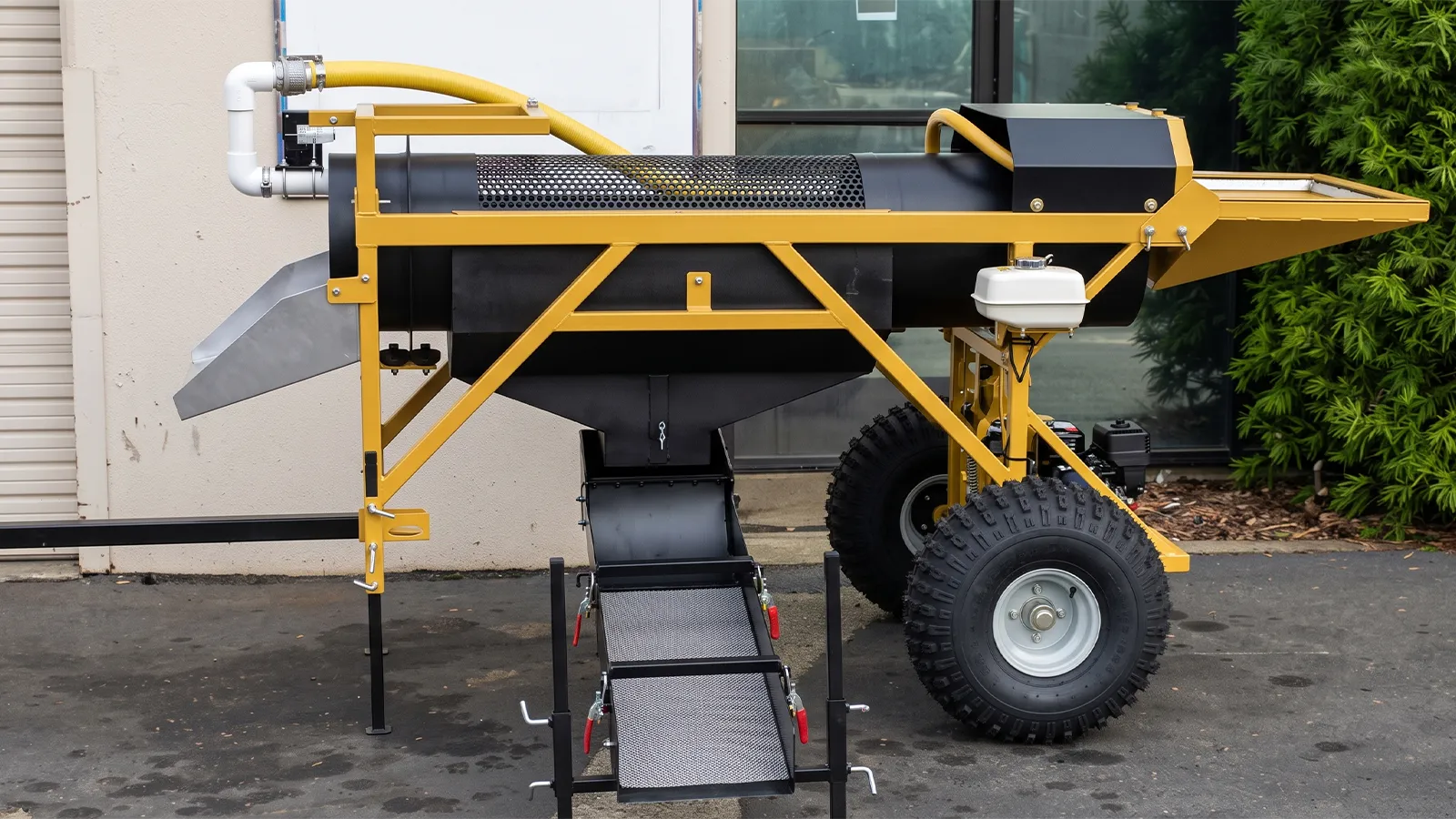 Portable gold washing machine price with heavy duty wheels and sluice box