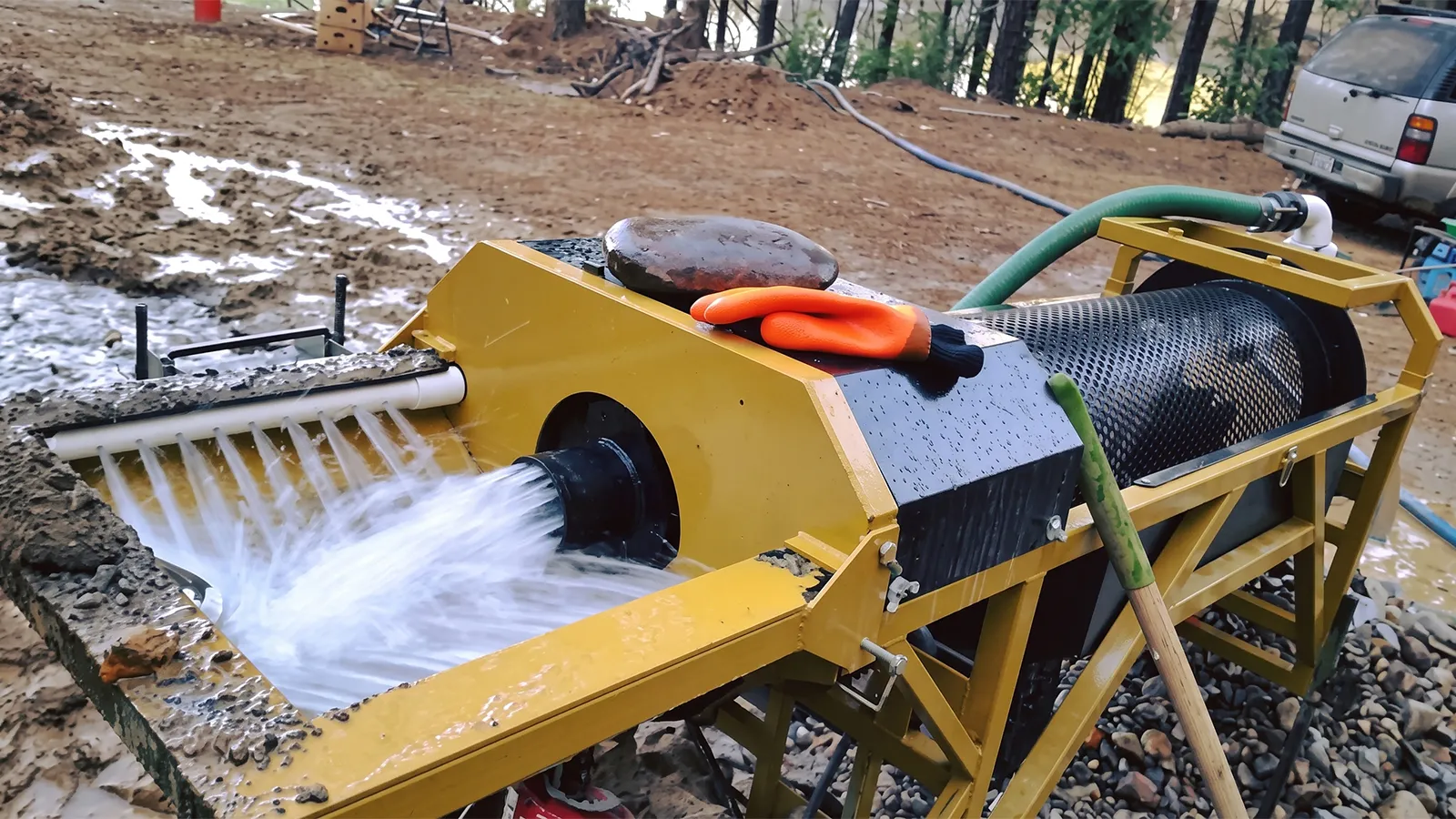 High efficiency gold washing machine price operating with water spray system in field